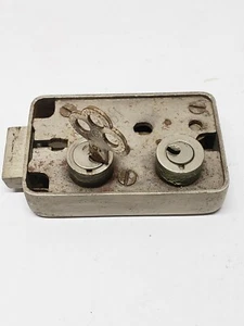 Safe deposit box lock, with renters key, yale brand, right hand, no guard key - Picture 1 of 7