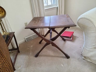 古董 19 世纪英国红木折叠狐狸狩猎桌,雕刻蹄脚 — 第 1/4 张图片