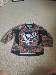 Nice Reebok Pittsburgh Penguins Size S /M Camo Jersey - Picture 1 of 3