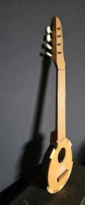 Antiguo instrumento musical vintage Ukalele - Imagen 1 de 7