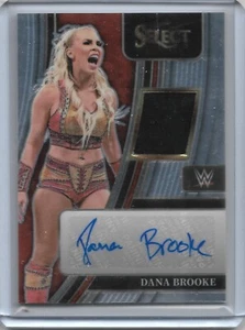 WWE 2022 Select Dana Brooke Patch/Auto /199 AM-DBK - Foto 1 di 4