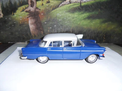 Revell 1:18 Opel Kapitän Blau Weiss Vitrinenmodell - Bild 1 von 4