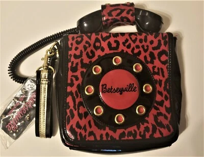 Cartera de teléfono Betseyville negra y roja con estampado de animales Call Me  Foto 1 de 4