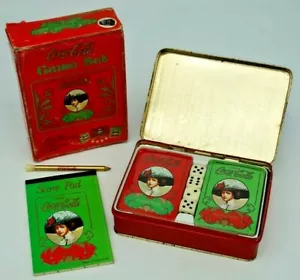 SET GIOCO VINTAGE COCA COLA SCATOLA DI LATTA SIGILLATO CARTE DA GIOCO,SCORE PAD,MATITA,DADI - Foto 1 di 11