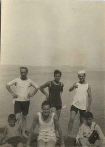ANTIQUE PHOTO - VINTAGE SNAPSHOT - MEN'S BATHER BATHING GROUP JERSEY - MAN - Picture 1 of 1