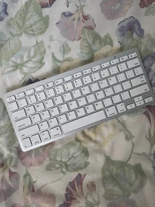 J.BURROWS Wireless Bluetooth Keyboard White Silver - Picture 1 of 2