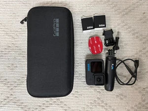 Lot d'action GoPro HERO11 noir (avec 2 piles, poignée, supports, étui) - Photo 1 sur 3