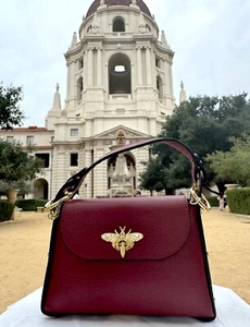 Handgefertigte italienische braune Damen-Lederhandtasche aus Schmetterling mit langer Schulterkette - Bild 1 von 9