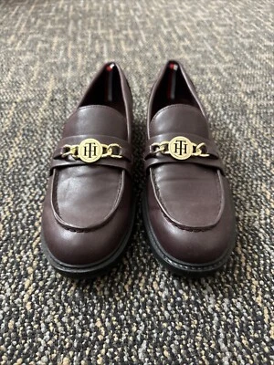 Tommy Hilfiger Mocasines Gruesos Estilo Y2K Ciruela Oscura con Acento Dorado, Mujer Talla 10M Foto 1 de 4