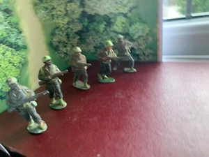 Timpo Vintage Metal American GI Soldiers rifle squad grenadier green helmets x 5 - Picture 1 of 5