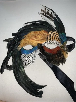 *De colección* Máscara de plumas firmada por Gwen Bennett Foto 1 de 4