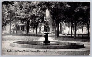 Three Rivers MI ~ Fuente de nivel de parque Lafayette ~ Casa victoriana ~ 1913 blanco y negro CR niños - Imagen 1 de 2