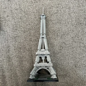 LEGO ARCHITECTURE: The Eiffel Tower (21019) - Picture 1 of 3