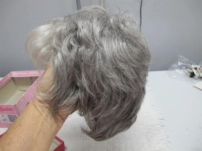 Peluca corta Aspen Bob ondulada plateada con flequillo negra y marrón plateada Foto 1 de 4