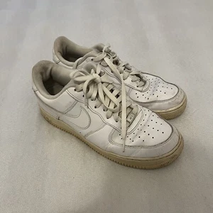 Nike Air Force 1 Scarpe da Ginnastica Uomo Taglia UK 9 US 10 Triple Bianco Sneakers Classiche - Foto 1 di 8