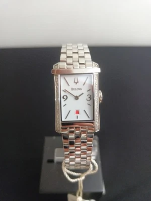 Reloj para mujer Bulova 96R187 Winslow St. acero esfera plateada diamante acentuado $975 Foto 1 de 4