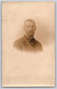 Caballero barbudo en camisa y traje a rayas, viñeta sepia c1890 - Imagen 1 de 2