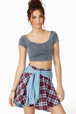 Camisa corta Nasty Gal acanalada gris agotado años 90 Y2K pequeña blogger festival nueva Foto 1 de 4