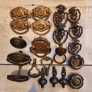 21 Stück Vintage + Antik Schubladenbeschläge Mix Metall Konvolut Messing, Zinn etc. - Bild 1 von 16