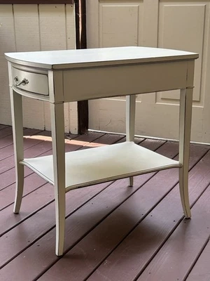 Mesa auxiliar vintage de madera maciza con cajón y estante, madera de caoba, pintada crema Foto 1 de 4