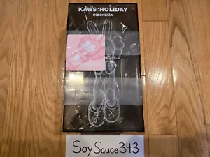 KAWS HOLIDAY INDONESIA COMPLICE FIGURA VINILE NERO RARO - Foto 1 di 4
