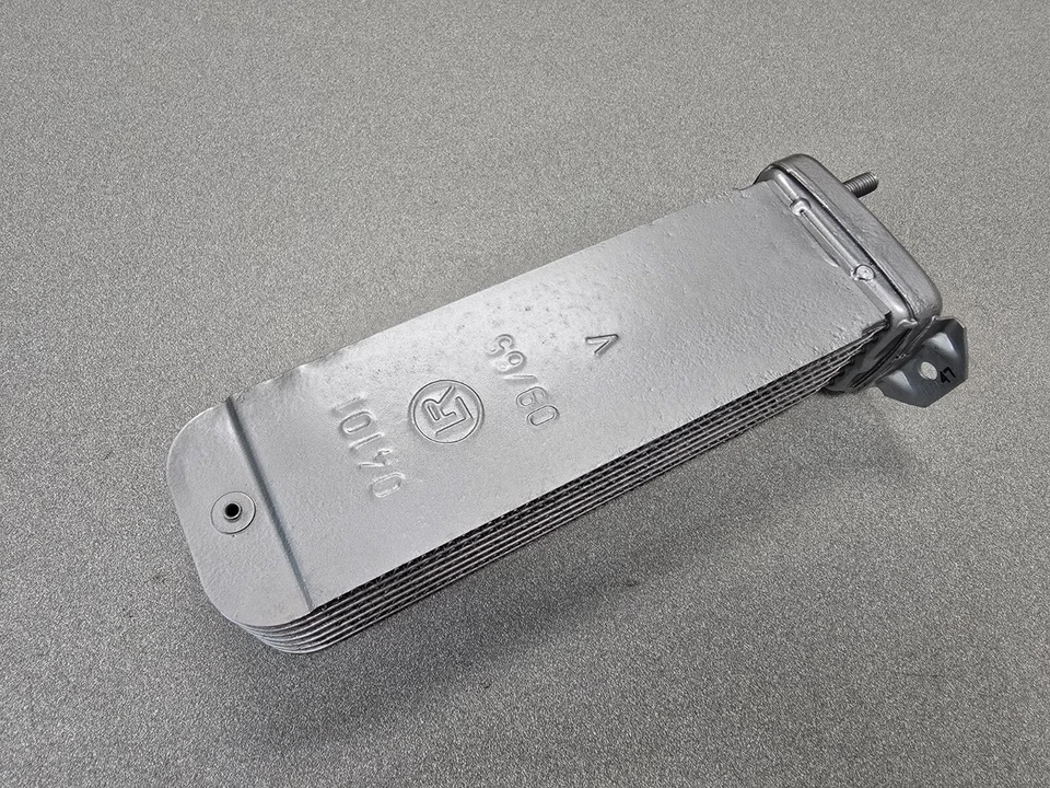 BONITO CARGADOR DE ACEITE ORIGINAL USADO PORSCHE 356 912 6 FILAS Y REFRIGERADOR DE ACEITE RICH #47 9/65 Foto 1 de 4