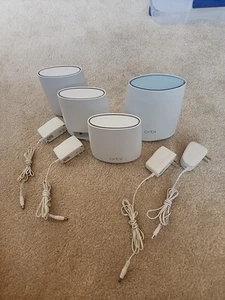 NETGEAR Orbi AC2200 RBR40 Tri-band WiFi System - White With 3 RBR20 Satellites - Bild 1 von 2