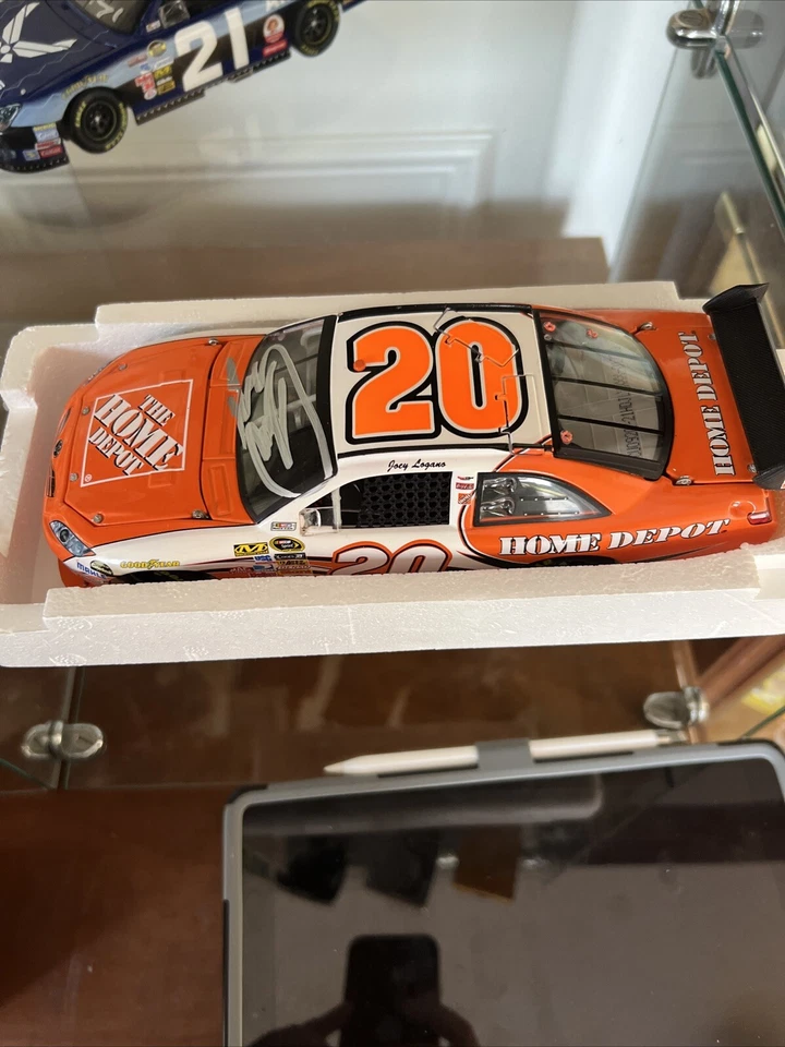 JOEY LOGANO #20 Home Depot 2009 Camry масштаб 1:24 С АВТОГРАФОМ - Изображение 1 из 4
