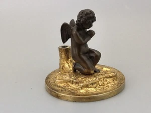 Putto de bronce rezando con un arco roto en un soporte dorado dorado - Imagen 1 de 15