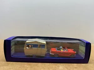 VOITURE TINTIN TRIUMPH HERLAD + CARAVANE L'ILE NOIRE 1/43 COMPLET BOITE M1 - Foto 1 di 7