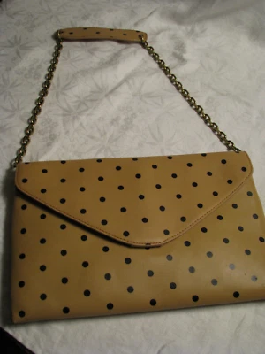 Mujer J. Bolso sin asas/bolso de mano Crew color tostado y negro con correa de cadena de 22" Foto 1 de 4