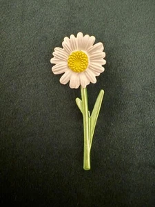 Daisy White Silver Tone Flower Brooch – Elegant Floral Pin, women's jewellery - Picture 1 of 2