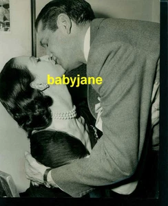 VIVIEN LEIGH LAURENCE OLIVIER VINTAGE 8X10 PHOTO 1952 ACADEMY AWARD WIN KISS - Picture 1 of 2