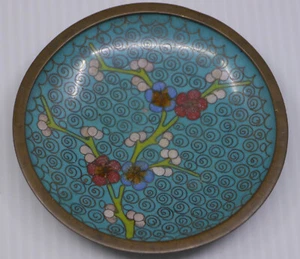 VINTAGE CHINESE CLOISONNE TRINKET DISH, BLUE BACKGROUND WITH BLOSSOMS - Picture 1 of 4