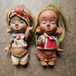 2 Kiss Me Puppen Vintage Hartplastik Made In Japan Ethno Tribal Hawaiian - Bild 1 von 15