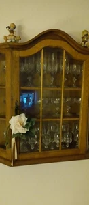 Bleikristallgläser im Wandschränkchen - Bild 1 von 2