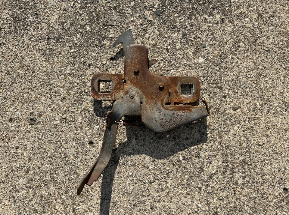 Conjunto de bloqueo de capó usado OEM 1992-1996 Ford F150 Bronco F250 F350 Foto 1 de 4