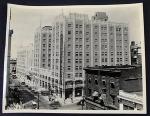 1930 Art Deco Pickwick Hotel & Greyhound Bus Terminal Kansas City B&W Photo - Picture 1 of 6