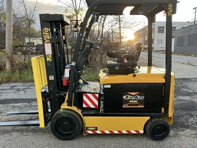 Carretilla elevadora eléctrica Yale 2018 7000 lb con cambio lateral y triple mástil pocas horas Foto 1 de 4