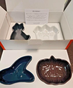 Le Creuset Mini Halloween Geschirr 4er Set Kürbis/Hut/Haus/Katze Steinzeug Neu im Karton - Bild 1 von 10