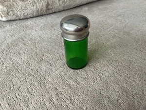 Kleine grüne Glas Riechsalz Flasche mit Silber Teller Deckel - Bild 1 von 11