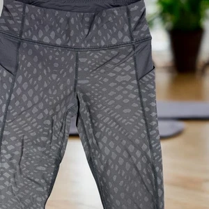 Lululemon Leggings Women 4 Athletica Black Print Crop Yoga Run Hike Lounge - Picture 1 of 10