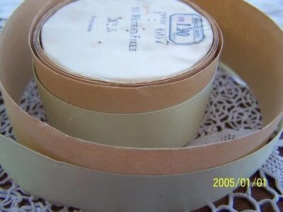 Ancien ruban en rayonne sur son support. Vert pâle. 1,70mètre.  Réf N°270 - Photo 1/4