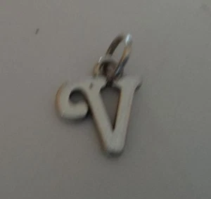 25% off flaw Sterling Silver 15mm Cursive style Alphabet Letter Initial V Charm - Picture 1 of 1