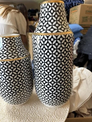 Jarrones círculo blanco y negro con patrón de diamantes Foto 1 de 2
