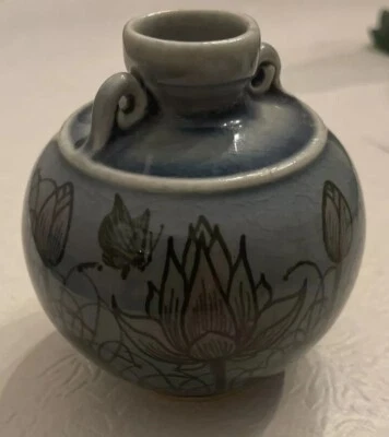 Jarrón Celadon Madera Esmalte Ceniza Tailandia Siam Verde Brote Redondo Firmado 1987 Foto 1 de 4