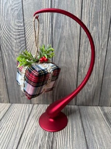 Karo Stoff Paket Geschenk hängende Ornament Garn Kunstgrün & rote Beeren - Bild 1 von 5