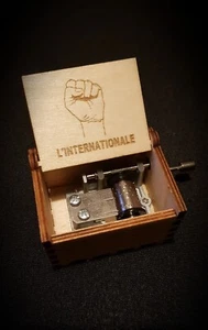 Boîte à musique en bois L'Internationale - Personnalisable - Photo 1/6