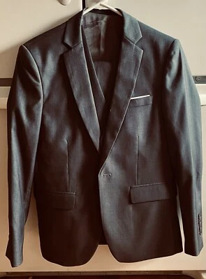 Traje de tres piezas ajustado para hombre - Chaqueta, chaleco y pantalón gris con un botón Foto 1 de 4