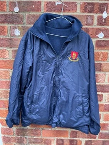 British Army Training Centre Pirbright Reversible Blue Soft Shell Jacket & Badge - Foto 1 di 5